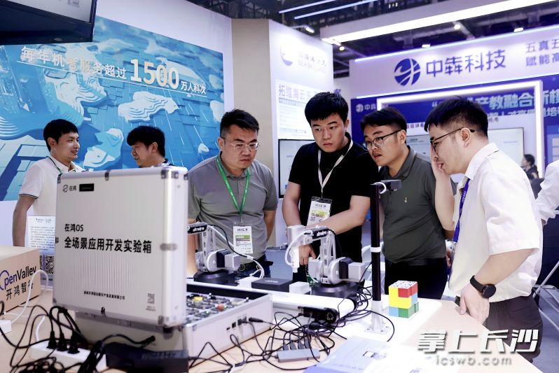 开鸿智谷旗下“在鸿OS”已构建起从底层芯片模组到上层行业应用的智能化产品体系,其打造的开发实验箱在各大展会成为亮点产品。开鸿智谷 供图 开鸿智谷旗下“在鸿OS”已构建起从底层芯片模组到上层行业应用的智能化产品体系,其打造的开发实验箱在各大展会成为亮点产品。开鸿智谷 供图