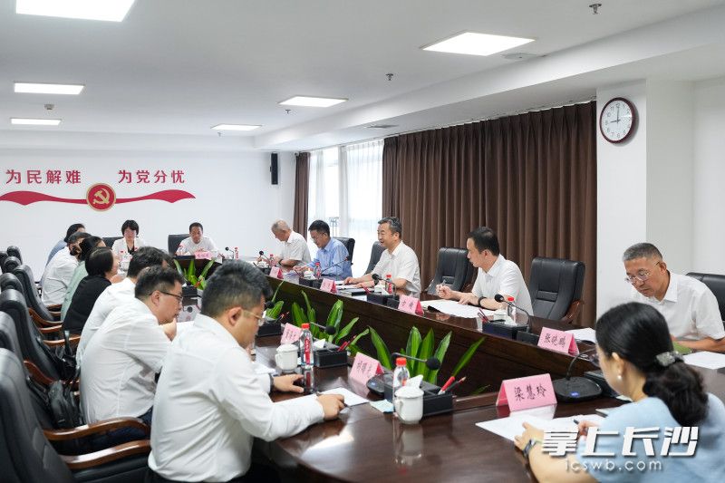 8月28日,副省长、市委书记陈竞接待来访群众,面对面听取群众诉求。长沙晚报全媒体记者 郭雨滴 摄 8月28日,副省长、市委书记陈竞接待来访群众,面对面听取群众诉求。长沙晚报全媒体记者 郭雨滴 摄