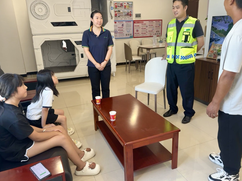 工作人员将孩子带到“司机之家”休息,平复了她们的情绪。 工作人员将孩子带到“司机之家”休息,平复了她们的情绪。