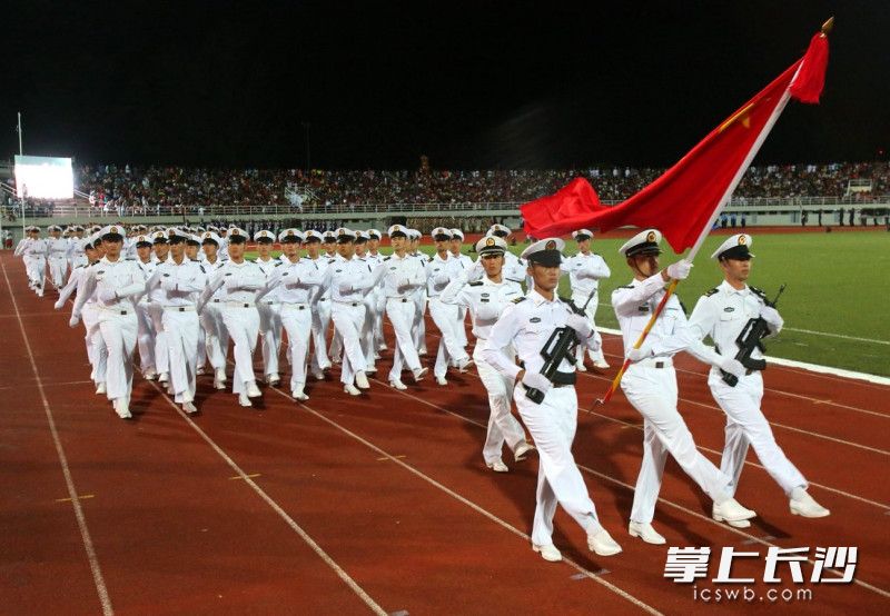该舰官兵应邀组成方队参加塞舌尔国庆阅兵。 该舰官兵应邀组成方队参加塞舌尔国庆阅兵。