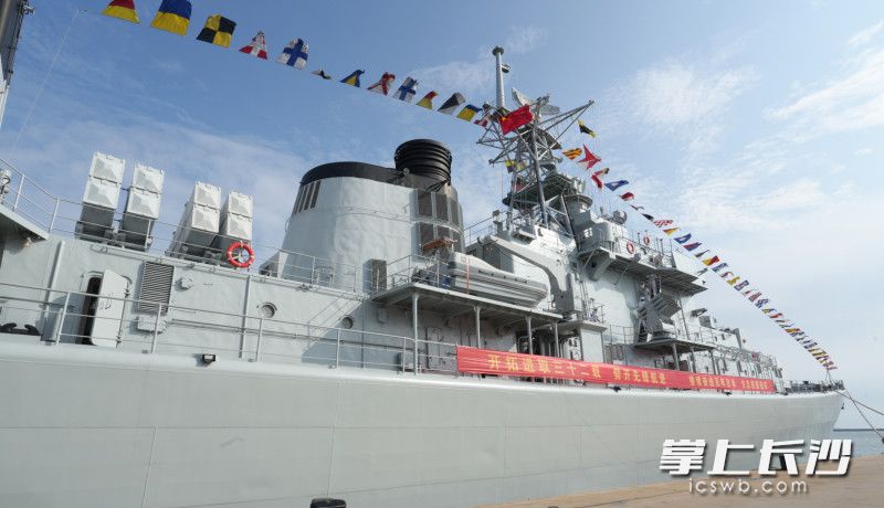 海军112舰(舰名:哈尔滨)在青岛某军港举行退役仪式。长沙晚报全媒体记者 田也 摄 海军112舰(舰名:哈尔滨)在青岛某军港举行退役仪式。长沙晚报全媒体记者 田也 摄