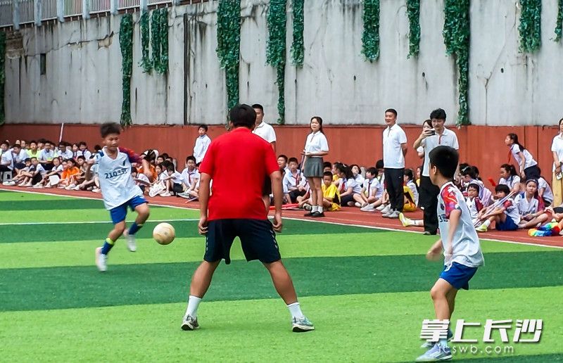 长塘里小学湘超学长与学弟们并肩作战。 长塘里小学湘超学长与学弟们并肩作战。