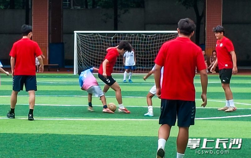 面对湘超学长,小球员毫不露怯,大秀脚法。 面对湘超学长,小球员毫不露怯,大秀脚法。