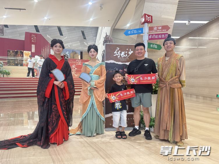 球迷与演员合影 主办方 供图 球迷与演员合影 主办方 供图