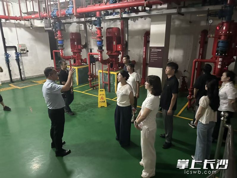 东岸街道东云台小区,正在开展治理物业服务突出问题专项排查实地实操教学活动。 东岸街道东云台小区,正在开展治理物业服务突出问题专项排查实地实操教学活动。