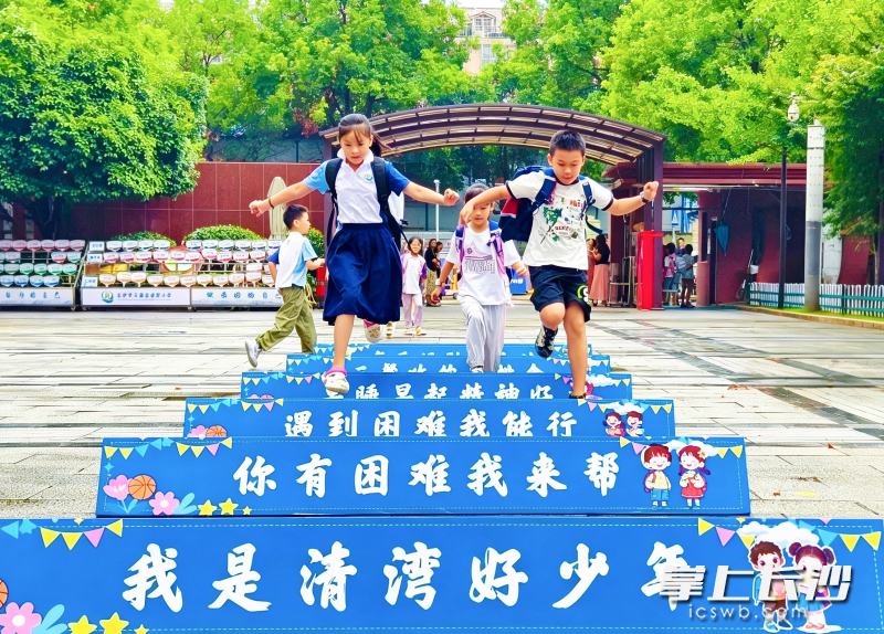 进入校门,孩子即跨过六道成长栏。 均为长沙晚报全媒体记者贺文兵摄 进入校门,孩子即跨过六道成长栏。 均为长沙晚报全媒体记者贺文兵摄