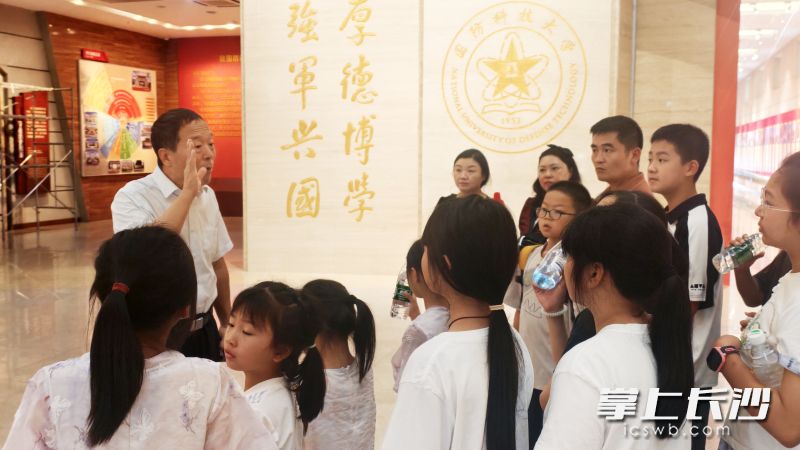 走进国防科技大学校史馆,孩子们了解大国重器,惊叹国防成果。 走进国防科技大学校史馆,孩子们了解大国重器,惊叹国防成果。