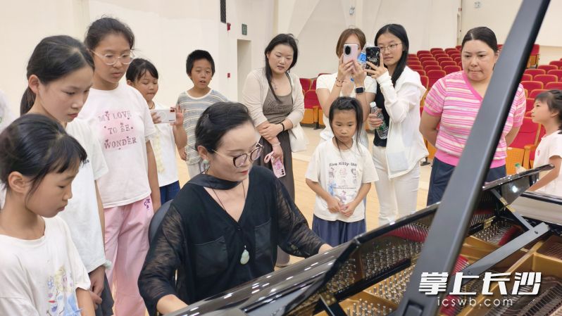 特色音乐疗愈课堂上,灵动的钢琴旋律让乡村孩子收获美育熏陶。 特色音乐疗愈课堂上,灵动的钢琴旋律让乡村孩子收获美育熏陶。