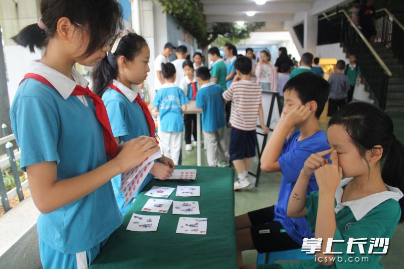 同学们在“eye运动·乐无限”游艺活动区体验各种护眼趣味游戏。 同学们在“eye运动·乐无限”游艺活动区体验各种护眼趣味游戏。
