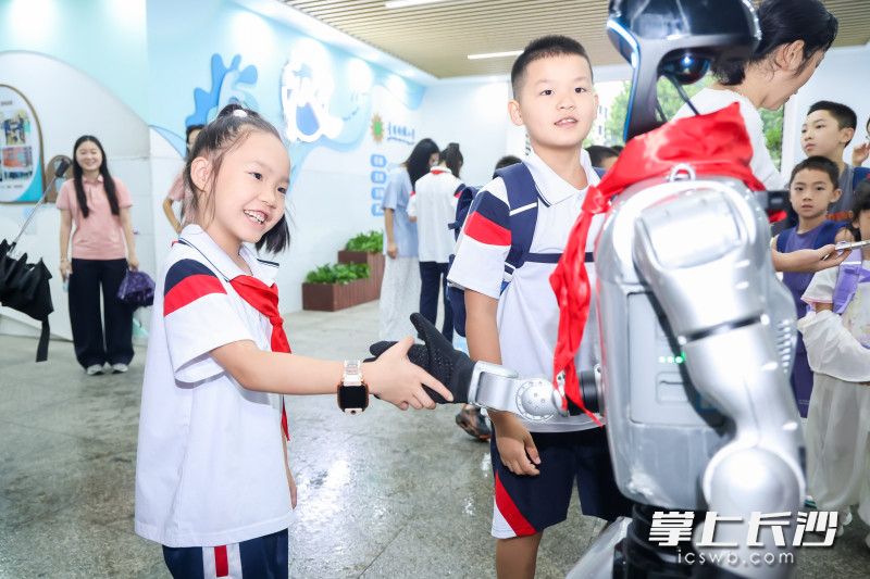 你好,新学期!人形机器人让开学报到日充满科技感。 均为长沙晚报全媒体记者张炎炎、实习生刘雅欣摄 你好,新学期!人形机器人让开学报到日充满科技感。 均为长沙晚报全媒体记者张炎炎、实习生刘雅欣摄