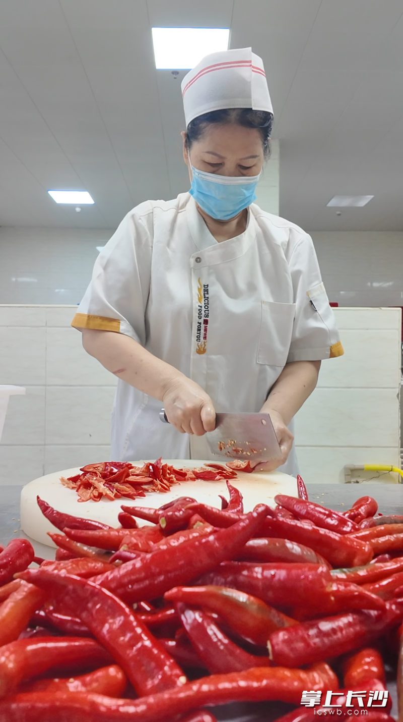 用心准备每一道菜,把对学子们新学期的浓浓爱意与殷切期盼,放进一道道色香味俱全的食物里。 用心准备每一道菜,把对学子们新学期的浓浓爱意与殷切期盼,放进一道道色香味俱全的食物里。
