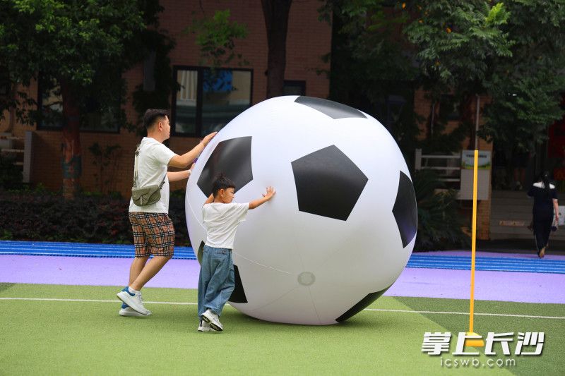 长沙华夏学校将开学报到与湘超结合,学生化身“新赛季球员”,与家长组成“华夏后援团”,开启60分钟沉浸式闯关冒险。 长沙华夏学校将开学报到与湘超结合,学生化身“新赛季球员”,与家长组成“华夏后援团”,开启60分钟沉浸式闯关冒险。