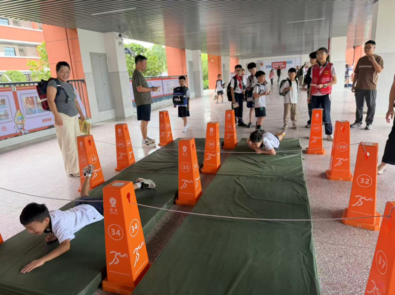 同学们快速穿越“模拟封锁线”。 同学们快速穿越“模拟封锁线”。