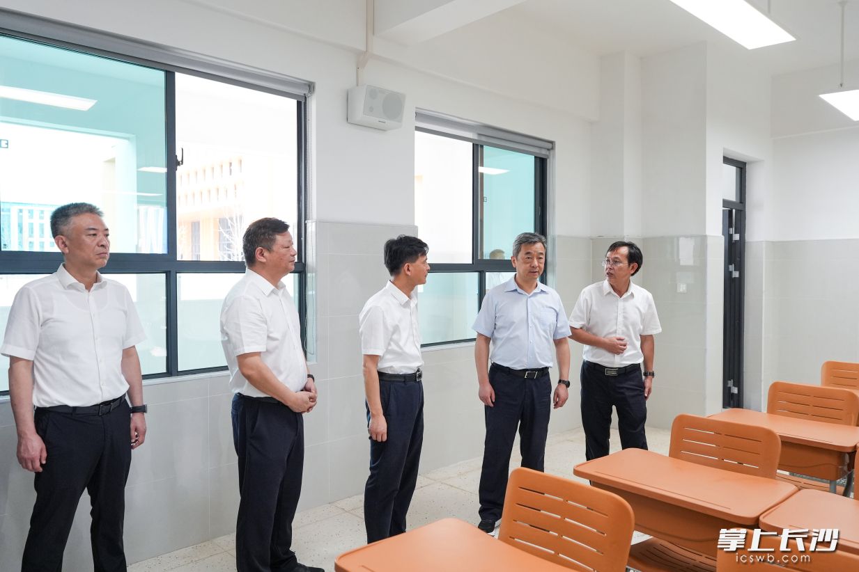 陈竞实地察看长郡中学(新校区高中)建设情况。 陈竞实地察看长郡中学(新校区高中)建设情况。