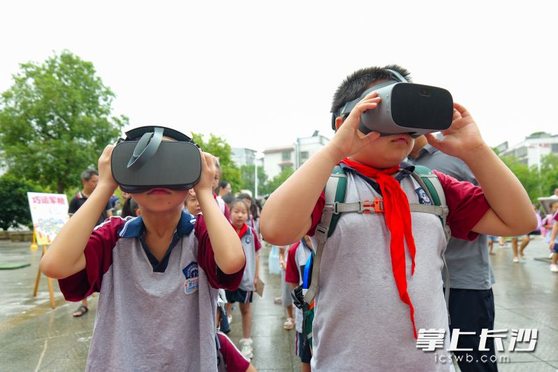 在博才梅溪湖小学(北岸校区),学生们正在进行VR长征体验。湘江早报全媒体记者 范龙贵 摄 在博才梅溪湖小学(北岸校区),学生们正在进行VR长征体验。湘江早报全媒体记者 范龙贵 摄