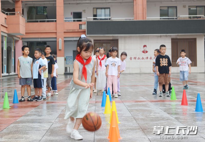 在雷锋小学,参加迎“篮”而上的孩子正认真运球跨越障碍。通讯员 黄毓芳 供图 在雷锋小学,参加迎“篮”而上的孩子正认真运球跨越障碍。通讯员 黄毓芳 供图