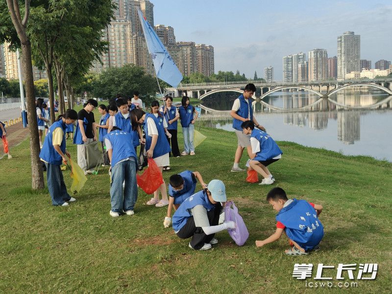 这个暑假,“蓝马甲”闪耀楚沩大地。通讯员 供图。 这个暑假,“蓝马甲”闪耀楚沩大地。通讯员 供图。