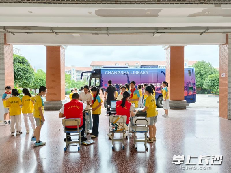 流动图书车为师生提供借阅服务。 均为通讯员供图