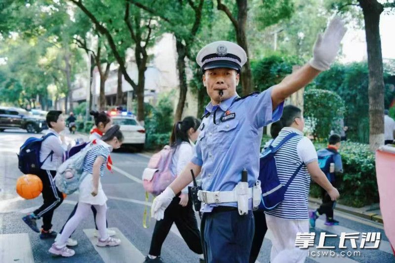 新学期开学，交警在路口执勤。