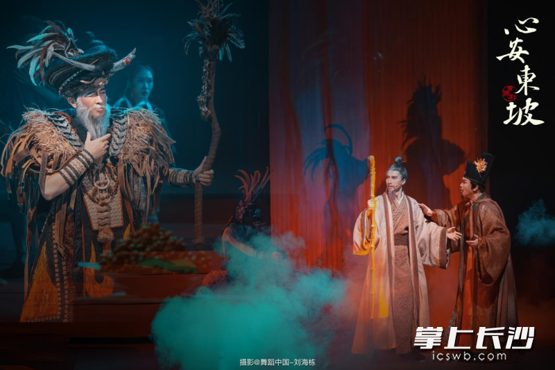 引入AI“坡叔”与现代人物小灵,通过穿越设定连接古今。 引入AI“坡叔”与现代人物小灵,通过穿越设定连接古今。