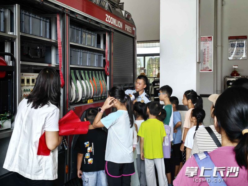 师生们在参观消防器材。 通讯员 石江坤 摄