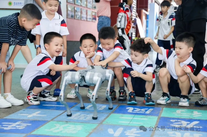 摸摸机器狗,孩子们开心地和它互动。长沙晚报全媒体记者 张炎炎 摄 摸摸机器狗,孩子们开心地和它互动。长沙晚报全媒体记者 张炎炎 摄