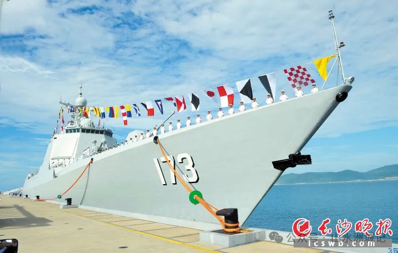 2015年8月12日,海军173号长沙舰悬挂满旗,在南海舰队某军港举行入列仪式。周柏平 摄 图片来源:长沙晚报历史报纸数据库 2015年8月12日,海军173号长沙舰悬挂满旗,在南海舰队某军港举行入列仪式。周柏平 摄 图片来源:长沙晚报历史报纸数据库
