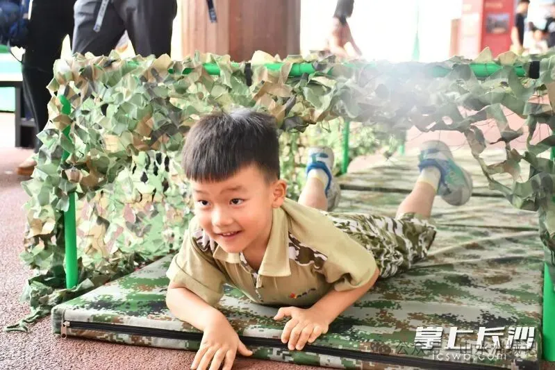深耕红色德育、厚植国防情怀,特别的开学活动让学生在红色滋养中成长为有担当、有勇气、有家国情怀的新时代好少年。长沙晚报通讯员 刘思悦 摄 深耕红色德育、厚植国防情怀,特别的开学活动让学生在红色滋养中成长为有担当、有勇气、有家国情怀的新时代好少年。长沙晚报通讯员 刘思悦 摄