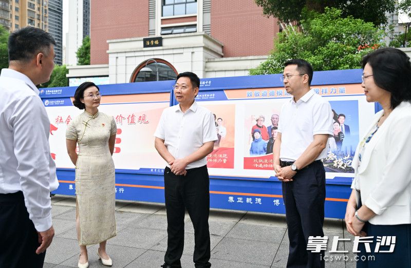 8月31日,市委副书记、市长陈博彰检查督导秋季学期开学及校园安全工作。 长沙晚报全媒体记者 王志伟 摄 8月31日,市委副书记、市长陈博彰检查督导秋季学期开学及校园安全工作。 长沙晚报全媒体记者 王志伟 摄