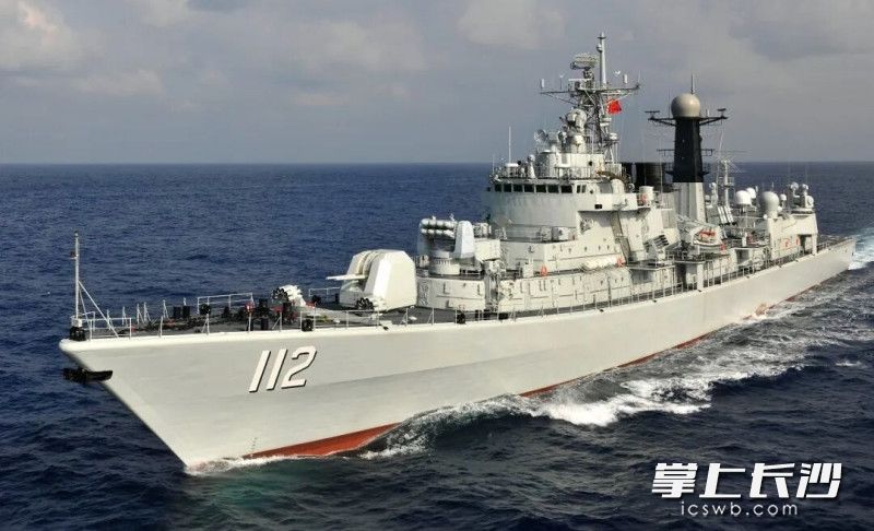 112舰(舰名:哈尔滨舰)退役后,即刻启程前往长沙,将作为国防教育基地永久停靠在湘江之畔。 图片来源:人民海军 112舰(舰名:哈尔滨舰)退役后,即刻启程前往长沙,将作为国防教育基地永久停靠在湘江之畔。 图片来源:人民海军