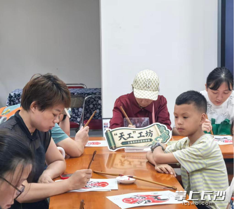 在勾画脸谱间讲述古人从矿物、植物中提取颜料的工艺。 在勾画脸谱间讲述古人从矿物、植物中提取颜料的工艺。