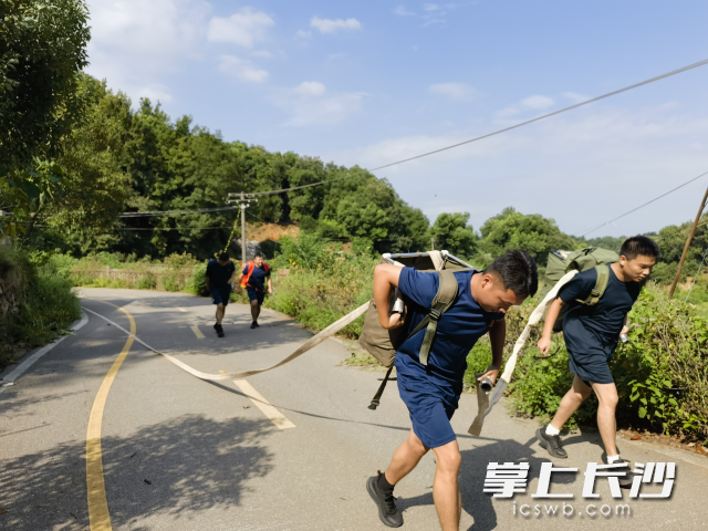 队员们从低处水源地,沿着蜿蜒陡坡铺设水带。 队员们从低处水源地,沿着蜿蜒陡坡铺设水带。