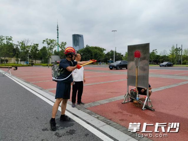 队员们主动上前请教,反复实操打磨动作。 队员们主动上前请教,反复实操打磨动作。