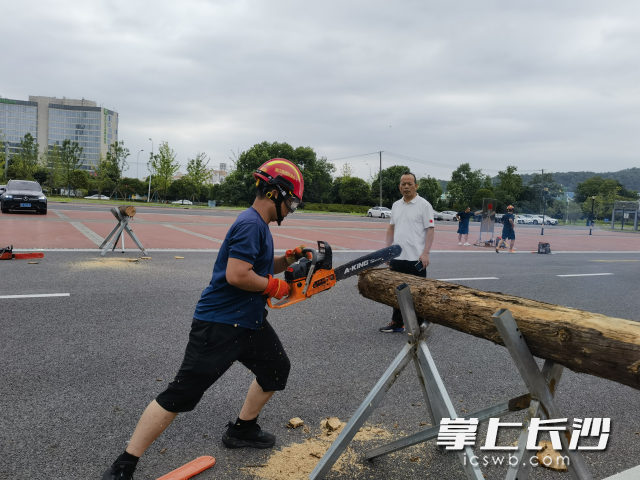 训练场上,教官现场手把手教学。 训练场上,教官现场手把手教学。