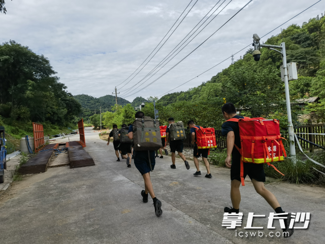 湘江新区专业森林消防应急救援队在野外驻训场开展实测实训。 均为长沙晚报通讯员向玲娅供图 湘江新区专业森林消防应急救援队在野外驻训场开展实测实训。 均为长沙晚报通讯员向玲娅供图