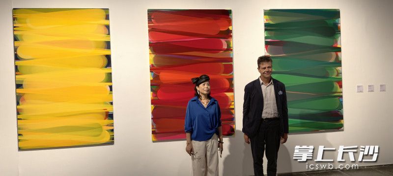 中德两国艺术家在自己的作品前合影。 中德两国艺术家在自己的作品前合影。