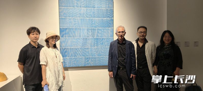 观众纷纷与德国艺术家合影。 观众纷纷与德国艺术家合影。