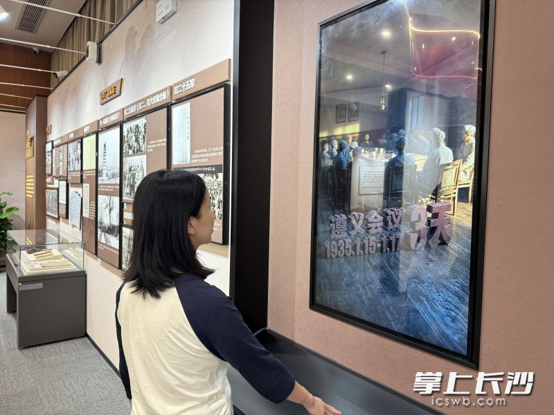 观众体验“红军长征路线图”互动装置。 长沙晚报通讯员 周惠君 供图 观众体验“红军长征路线图”互动装置。 长沙晚报通讯员 周惠君 供图