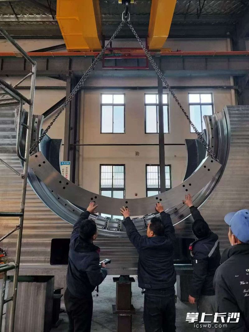 工作人员正在安装调试设备。长沙晚报通讯员 刘申平 供图 工作人员正在安装调试设备。长沙晚报通讯员 刘申平 供图