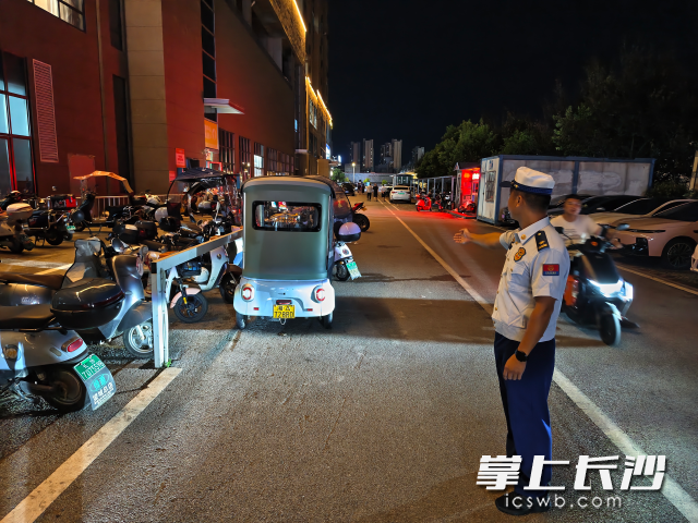 工作人员正在夜查中。 长沙晚报通讯员 汤淑供图 工作人员正在夜查中。 长沙晚报通讯员 汤淑供图