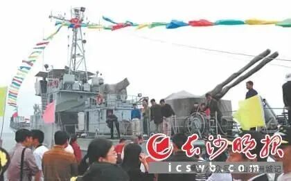 2005年8月21日“小平南巡座舰”顺利抵达长沙,市民争相观看。贺文兵 摄 图源:长沙晚报历史报纸数据库 2005年8月21日“小平南巡座舰”顺利抵达长沙,市民争相观看。贺文兵 摄 图源:长沙晚报历史报纸数据库