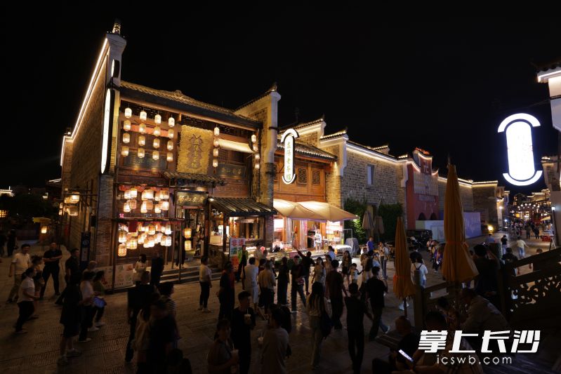 媒体记者夜游明清古巷。 媒体记者夜游明清古巷。