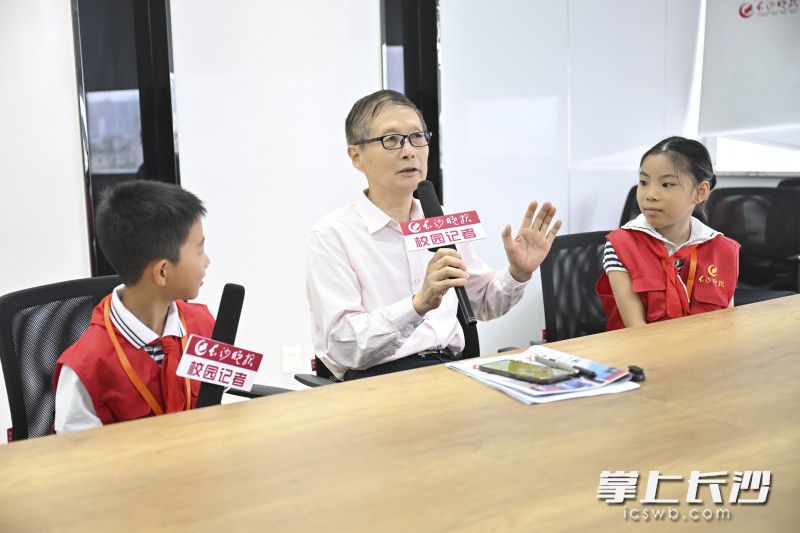 彭小平接受小记者采访。 彭小平接受小记者采访。