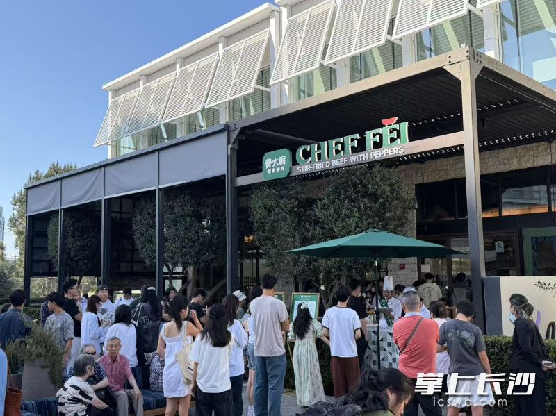 近日，长沙本土餐饮品牌费大厨美国首店开启试营业，人气火爆。均为通讯员供图