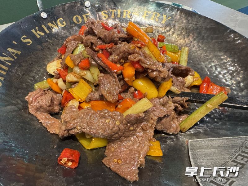 费大厨美国首店推出招牌菜辣椒炒牛肉。