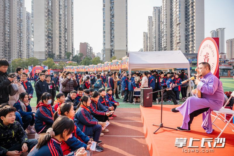 在“非遗班的少年”长沙市戏曲进校园活动中,组织“戏曲文化集市”“弹词小擂台”进校。 在“非遗班的少年”长沙市戏曲进校园活动中,组织“戏曲文化集市”“弹词小擂台”进校。