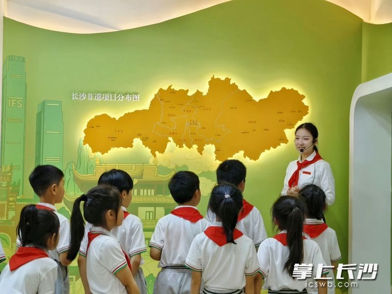 在长沙非物质文化遗产馆湘府英才益清小学分馆内,专业讲解员为益清小学的“小小讲解员”做非遗讲解培训。 均为通讯员供图 在长沙非物质文化遗产馆湘府英才益清小学分馆内,专业讲解员为益清小学的“小小讲解员”做非遗讲解培训。 均为通讯员供图