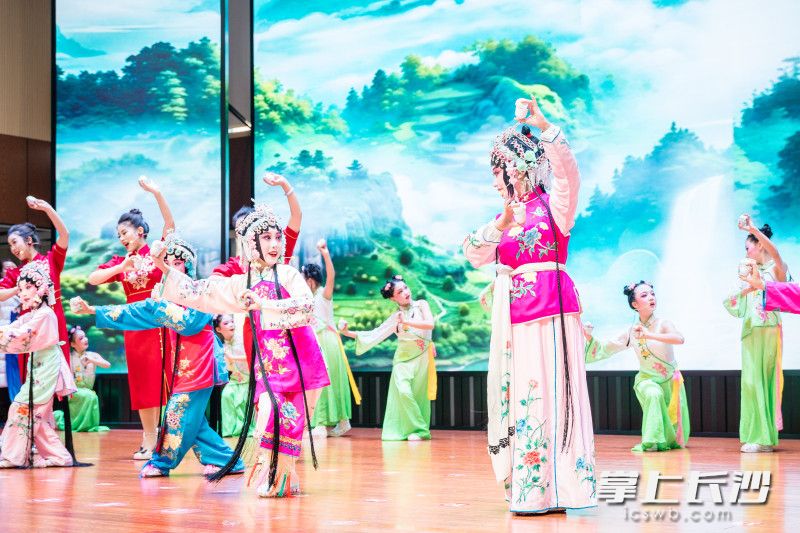 在“非遗班的少年”长沙市戏曲进校园活动年度展演中,长沙花鼓戏市级代表性传承人陈雨晴带领“开福小戏骨”表演《采茶调》。 在“非遗班的少年”长沙市戏曲进校园活动年度展演中,长沙花鼓戏市级代表性传承人陈雨晴带领“开福小戏骨”表演《采茶调》。