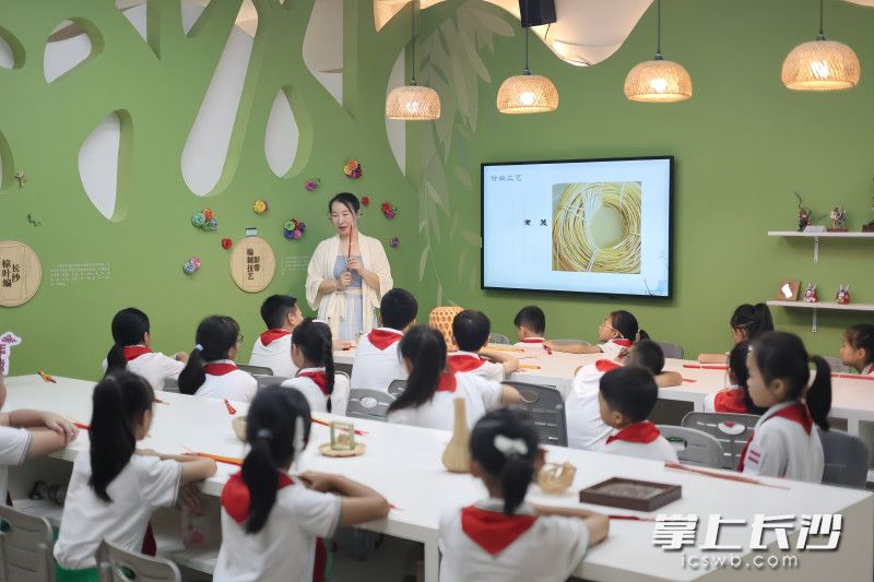 在长沙非物质文化遗产馆湘府英才益清小学分馆开展非遗竹编课。 在长沙非物质文化遗产馆湘府英才益清小学分馆开展非遗竹编课。