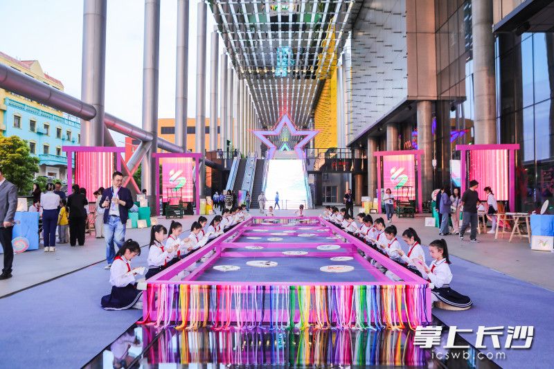 雨花区育新小学师生在全国第八届中小学生艺术展演开幕式上表演湘绣展演节目《锦绣织山河》。 雨花区育新小学师生在全国第八届中小学生艺术展演开幕式上表演湘绣展演节目《锦绣织山河》。
